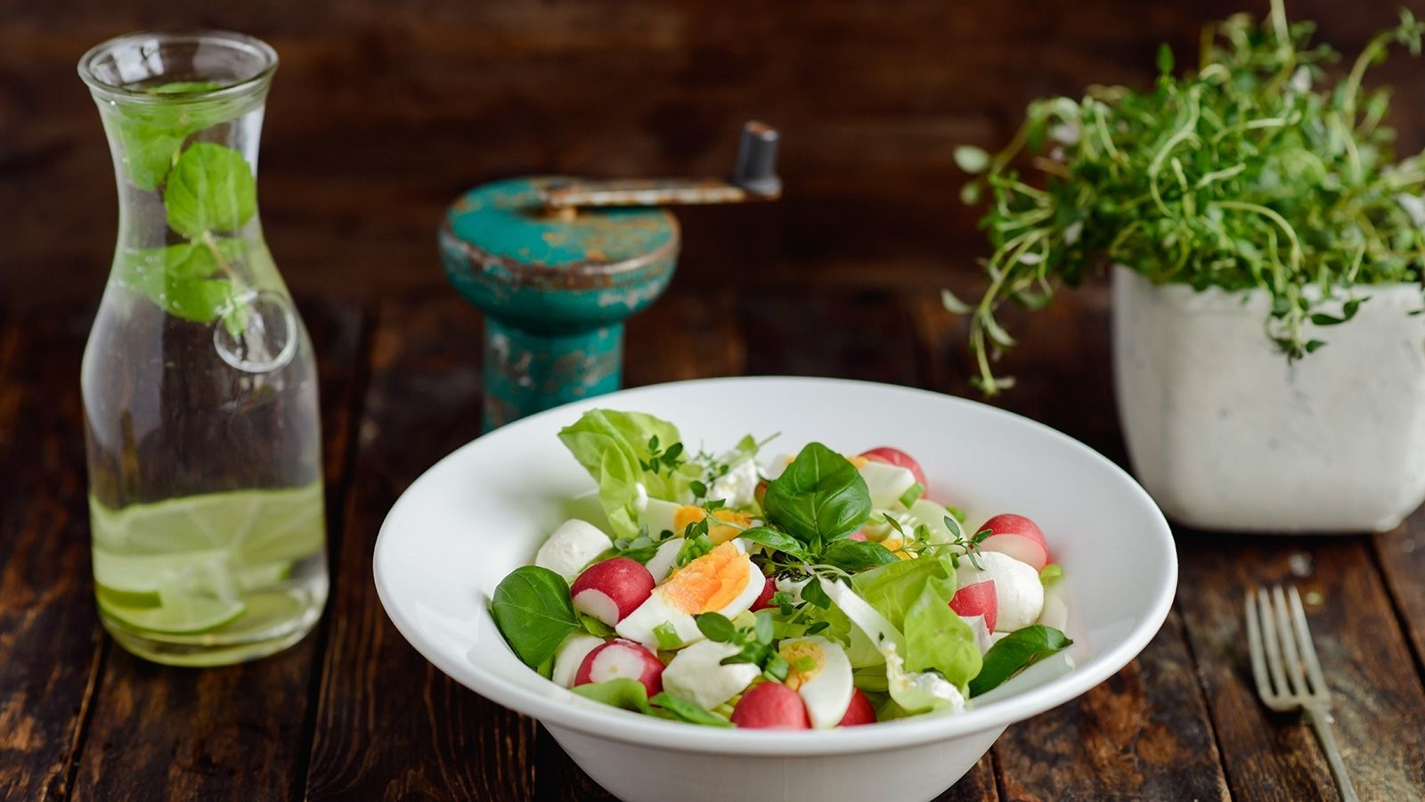 Wiosenna sałatka z jajkiem, mozarellą i tymiankiem