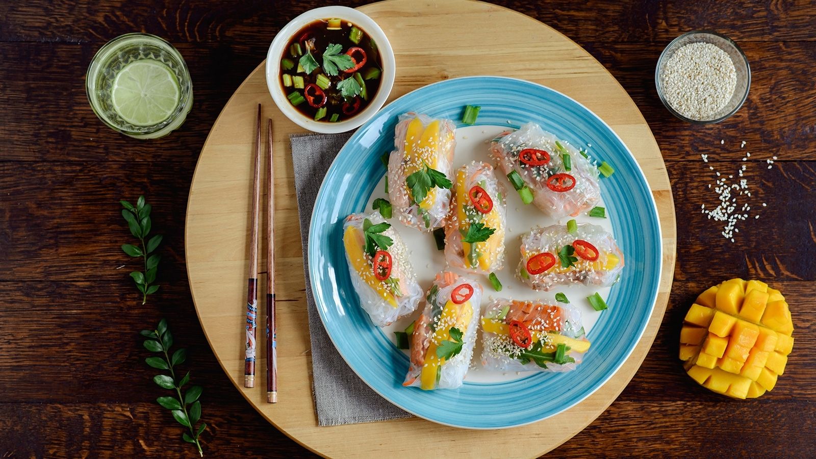 Wiosenne ruloniki z łososiem, mango i rukolą