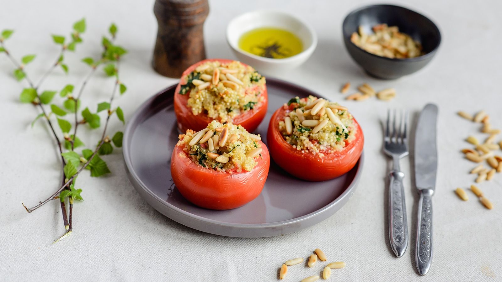 Zapiekane połówki pomidorów z komosą ryżową, gorgonzolą i orzeszkami pinii