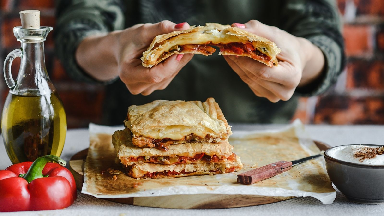 Zapiekanka z ciasta francuskiego z warzywami i żółtym serem