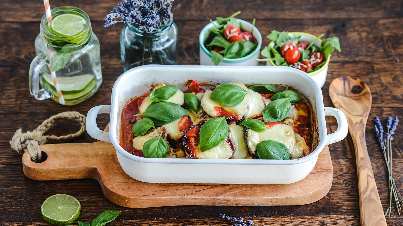 Zapiekanka z karkówki z cukinią, bakłażanem, papryką, cebulką i mozzarellą