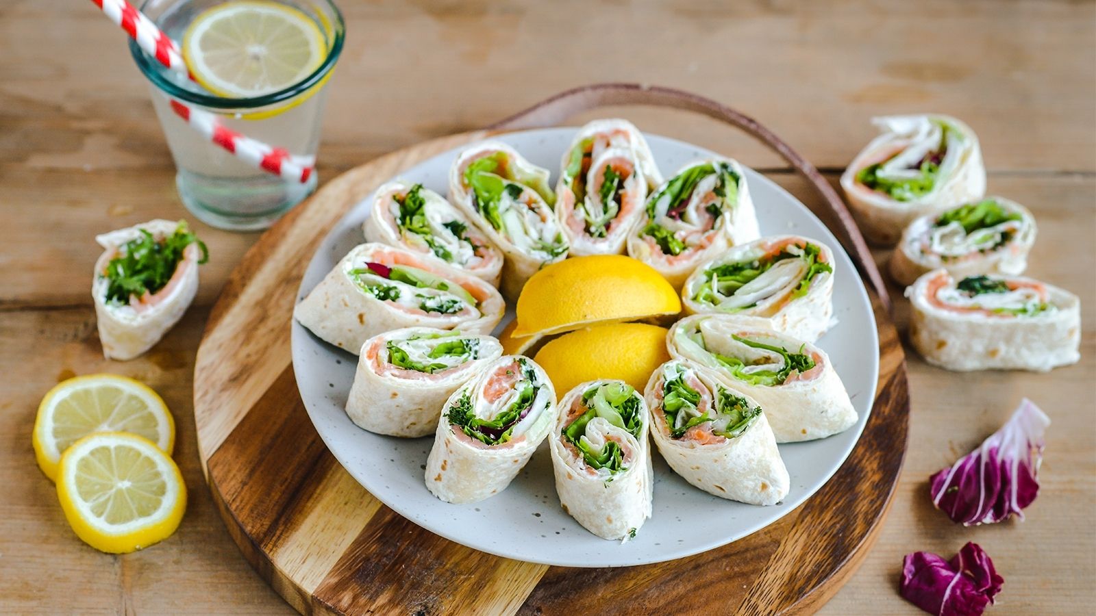 Zestaw mini ruloników z tortilli  z łososiem wędzonym, serkiem, koperkiem i sałatą