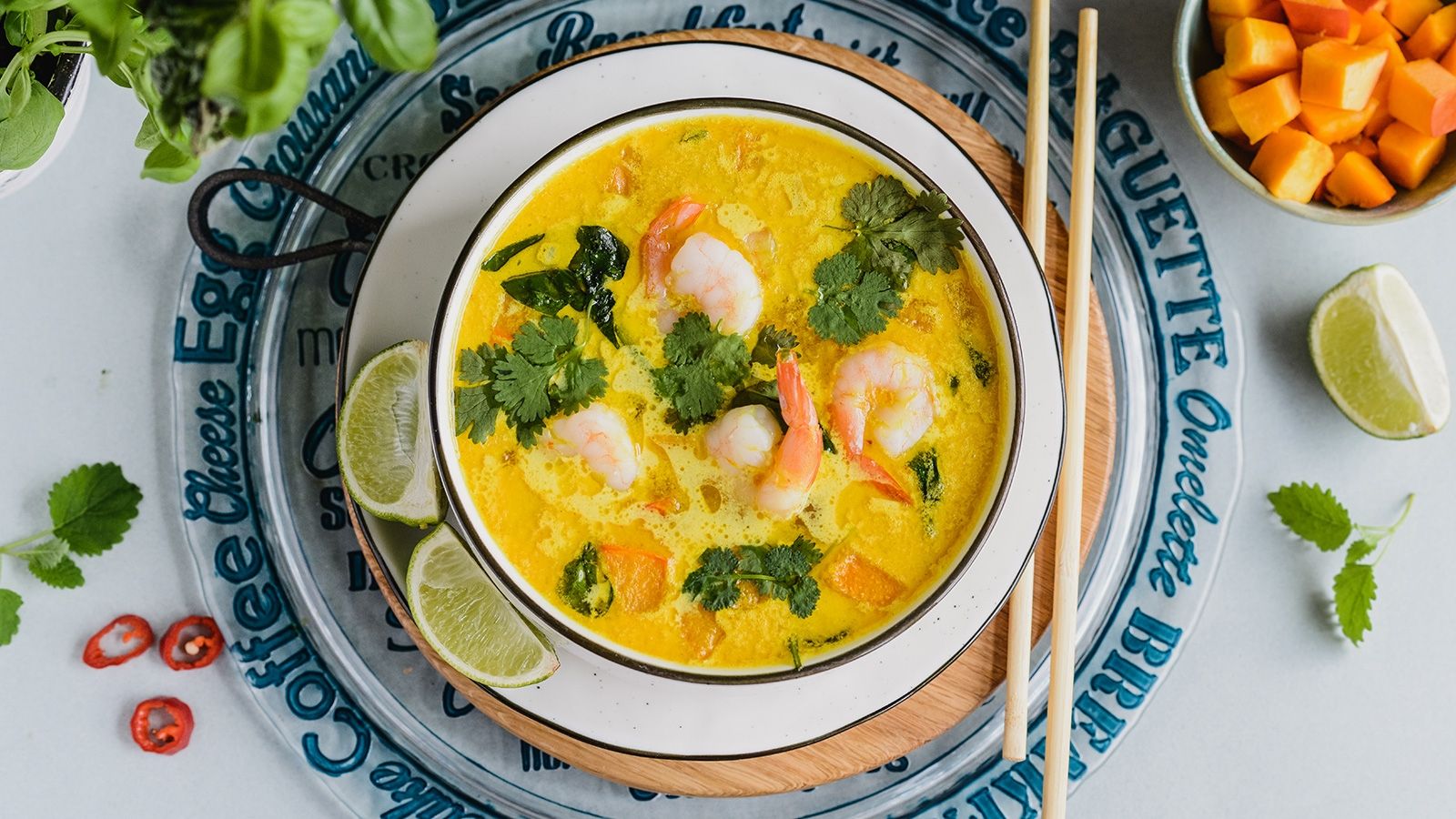 Zupa curry z krewetkami, dynią i szpinakiem